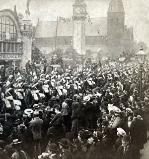 Crowded Prints: Diamond Jubilee military parade, Peoples Palace, London