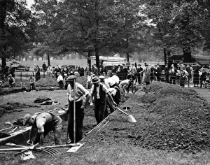 Volunteers Prints: Digging A. R. P. shelters in Kensington Gardens, 1938