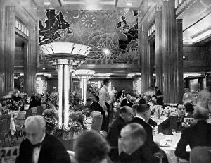 Images Dated 29th October 2015: Dining room of the Queen Mary on her maiden voyage