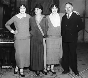 Images Dated 9th February 2011: The Dolly Sisters and Parents, USA