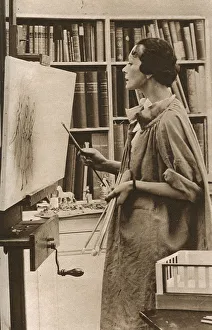 Images Dated 2nd November 2017: Doris Zinkeisen preparing designs for the Queen Mary