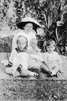 Images Dated 20th June 2016: Dr N P Jewells wife and children, Seychelles, WW1