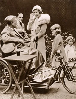 Images Dated 21st November 2017: Duchess of York and daughters - Disabled Soldiers Sale