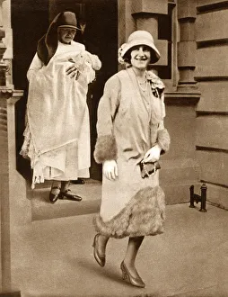 Images Dated 20th November 2017: Duchess of York leaving 17 Bruton Street - Baby Elizabeth