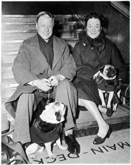 Viii Collection: Duke and Duchess of Windsor with their pugs