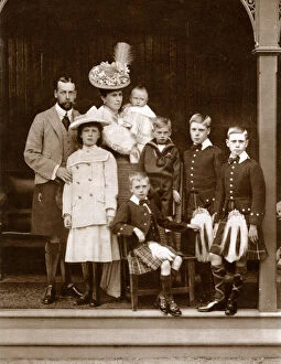 Kilts Collection: Duke and Duchess of York with their six children