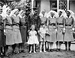 Images Dated 7th September 2016: Duke of Kent and his children, 1940
