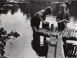 Tins Prints: Dutch scouts washing up in a river, Holland