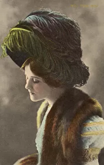 Images Dated 15th December 2020: Edna May - American Actress - Large ostrich feather hat