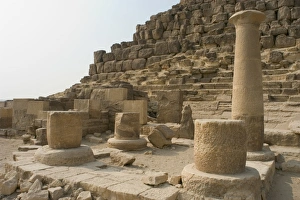 Images Dated 20th November 2003: Egypt. Henutsens pyramid at Giza. Columns