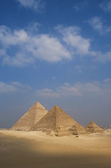 Images Dated 20th November 2003: Egypt. The Pyramids of Giza. Pyramids of Khafre and Menkaure