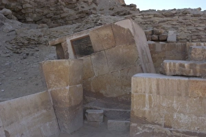Images Dated 21st November 2003: Egypt. Saqqara. Djosers complex. The serdab