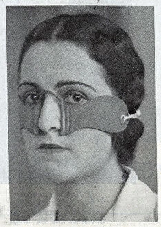 Intended Collection: The Elizabeth Arden eye strap was made of soft rubber, and was intended to mitigate puffiness