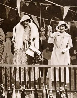 Images Dated 21st November 2017: Elizabeth, Duchess of York winning a bottle of Champagne