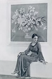 Elizabeth Jenns in front of Gluck painting by Madame Yevonde