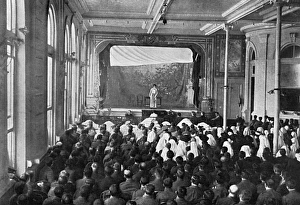 Ellaline Gallery: Ellaline Terriss entertaining soldiers at Boulogne hospital