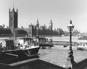 Images Dated 31st August 2016: The embankment south-east of Westminster Bridge