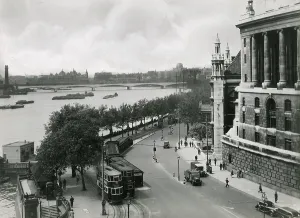 Embankment - Waterloo Bridge - Unilever House, London
