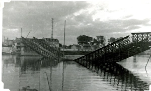 Images Dated 12th July 2016: En route Normandy to Paris - River Seine, France, WW2