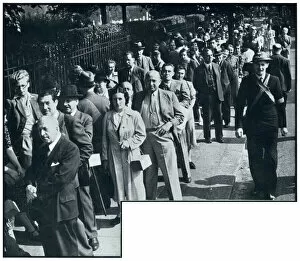 Barnet Collection: Enemy aliens queue to register in London, September 1939
