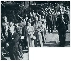 Aliens Prints: Enemy aliens queue to register in London, September 1939
