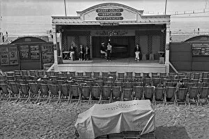 Deckchairs Collection: Entertainers perform for Margate holidaymakers, Kent