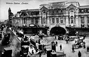 Omnibuses Prints: Entrance to Victoria Station, London