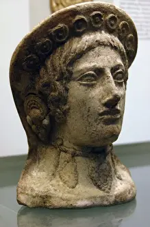 Etruscan votive head of a woman. Terracotta. 325-300 BC