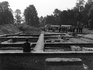 Excavation work at Nonsuch Palace, Surrey. In 1959 no visible trace of the building existed. Excavations revealed foundations and many relics of Henry VIII's fantastic palace. Date: 1959 Excavating Nonsuch 1959