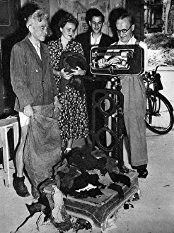 Images Dated 23rd October 2004: Exchanging Clothes at a Second-hand Depot, Berlin, 1948