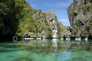 Images Dated 20th January 2008: The exit (between the rocks) of a Big Lagoon of