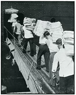 Additional Gallery: Extra bedding loaded onto Queen Mary ship, September 1939