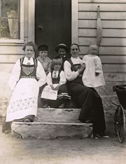 Images Dated 4th July 2016: Family in national costume, Mundal, Norway