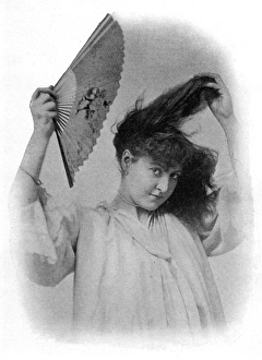 Images Dated 3rd April 2017: Fanning hair to add strength and beauty