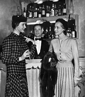 Images Dated 3rd February 2016: Fashion at Quaglinos, 1950