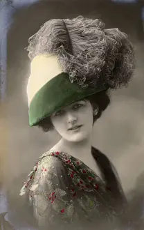 Fashionable Style - Massive hat with feather adornment