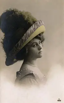 Fashionable Style - Massive hat with feather adornment