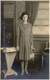 Teenager Collection: fashionably and expensively dressed 1920s teenage girl