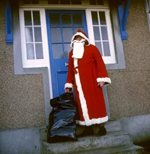 Images Dated 29th November 2016: Father Christmas with sack of presents
