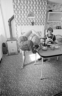 Teatime Collection: Female contortionist Diana Gaye making tea