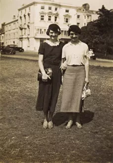 Images Dated 20th October 2016: Two female friends, 1930s