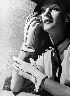 Mascara Gallery: Female Type / Gloves 1930S