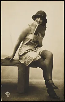 Frenchwoman Collection: FEMALE TYPE / READING BOOK