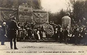Victoire Prints: Fete de la Victoire - Paris, France - War Memorial