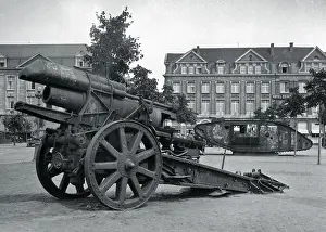 Maidenhead Prints: Field gun and tank in a town square