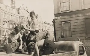 Heinz Prints: Filling Sandbags - WW2 Home Front (2 / 4)