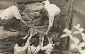 Berets Prints: Filling Sandbags - WW2 Home Front (3 / 4)