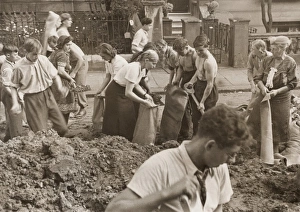 Fills Gallery: Filling Sandbags - WW2 Home Front (4 / 4)