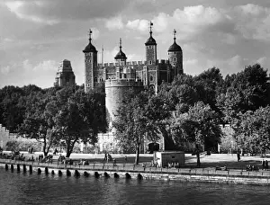 Bunker Prints: A fine view of the White Tower, Tower of London, which was built by William