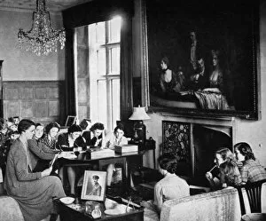 Images Dated 15th March 2012: Finishing School for debutantes moves from abroad, 1939